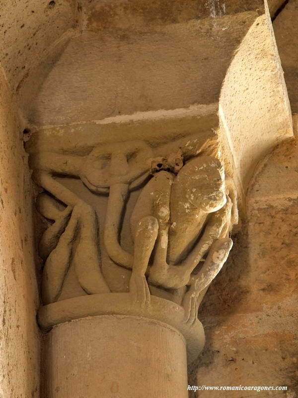 CAPITEL DEL VENTANAL CENTRAL-HOMBRE SENTADO EN VOLUTA